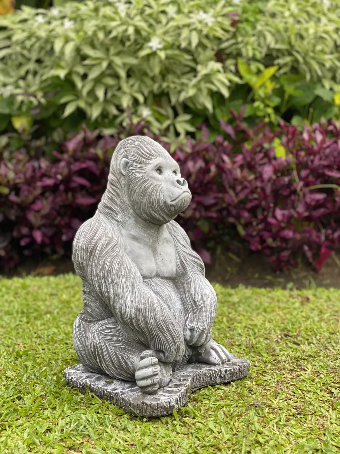 Artikelbild 3 des Artikels “Barney - Gorilla, sitzend, auf Sockel, 40 cm H | Steinguss “
